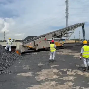 Self-feeding truck loading mobile conveyor